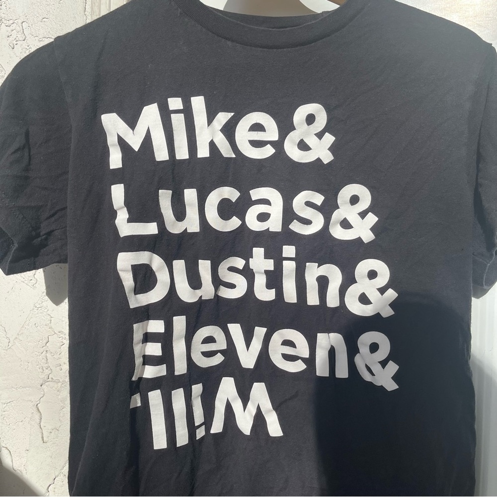 Stranger Things Hot Topic Names T-Shirt! - Picture 2 of 4